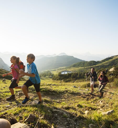 Familie beim Wandern