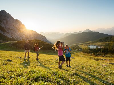 Familie beim Wandern