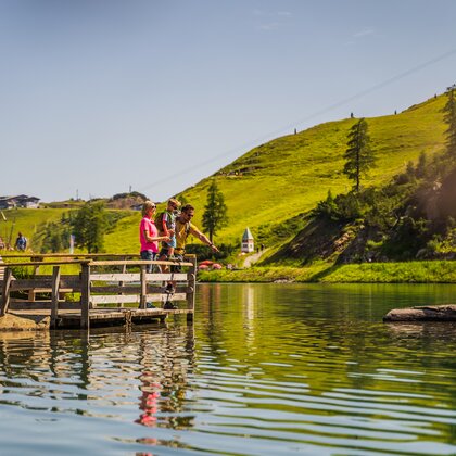 Familie am Wasser beim Aqua Trail