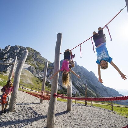 Kinder spielen am Bergplatz Almrausch