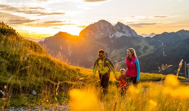 Familie beim Wandern auf der Madritsche