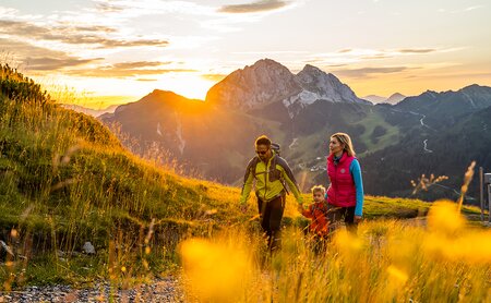 Familie beim Wandern auf der Madritsche