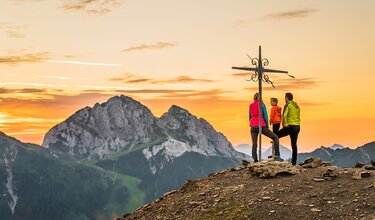 Familie beim Wandern auf der Madritsche