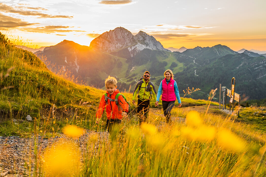 Familie beim Wandern