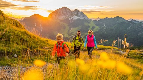 Familie beim Wandern