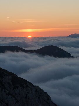 Sonnenaufgang am Berggipfel