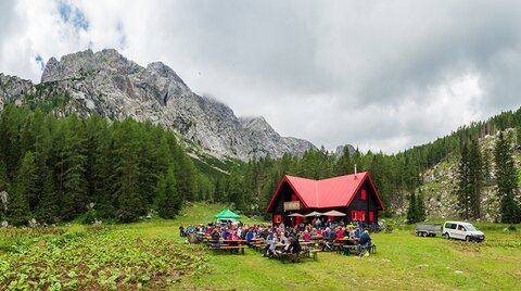 Gäste beim Picknick auf der Winkelalm