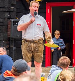 Gastgeber Martin haltet Rede bei Picknick auf der Winkelalm