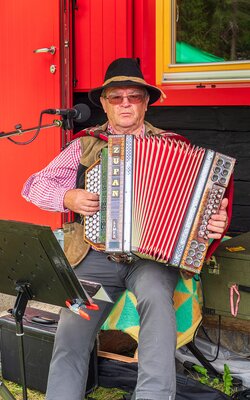 Alter Mann spielt auf der Ziehharmonika