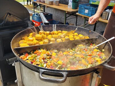 Große Pfanne mit Gemüse