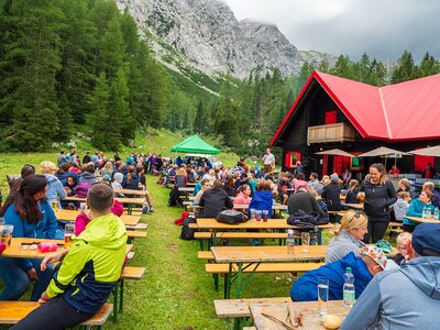 Gäste essen auf der Winkelalm