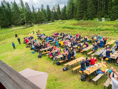 Viele Gäste auf der Winkelalm beim Essen