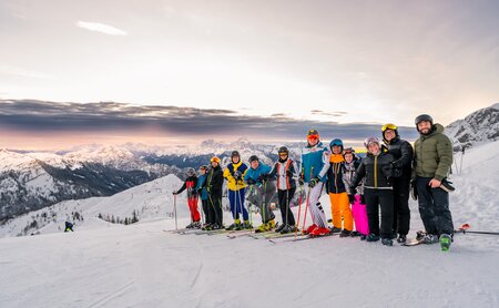 Skifahrer auf der Piste mit Bergpanorama im Hintergrund