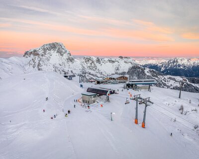 Skigebiet Nassfeld kurz vor Sonnenaufgang