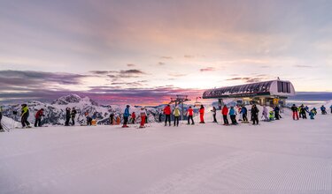 Skifahren beim Sonnenaufgang