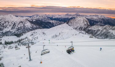 Skifahren beim Sonnenaufgang