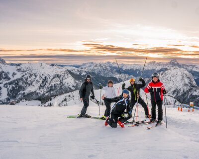 Gruppenteilnehmer:innen beim Early-Bird-Skifahren