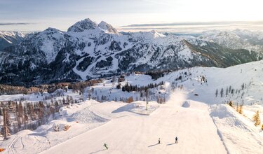 Skifahren beim Sonnenaufgang