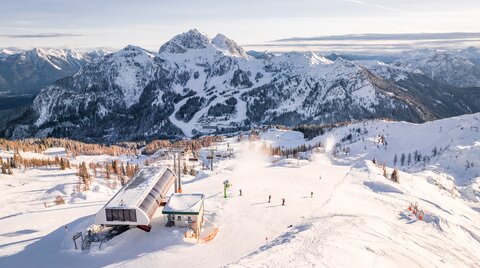 Drohnenfoto von der Skipiste bei Sonnenaufgang