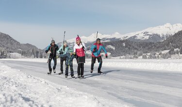 Familie beim Eislaufen