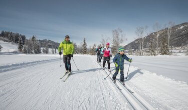 Familie beim Langlaufen