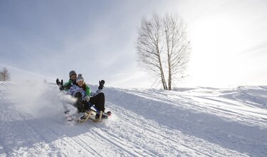 Pärchen beim Rodeln