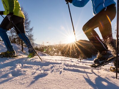 Gruppe beim Schneeschuhwandern am Berg