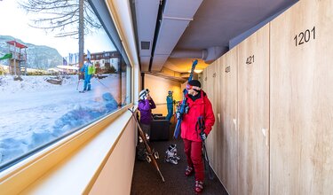 Skifahrer im Skikeller des Hotels