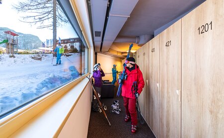 Gast im Skikeller mit Blick direkt auf die Piste.